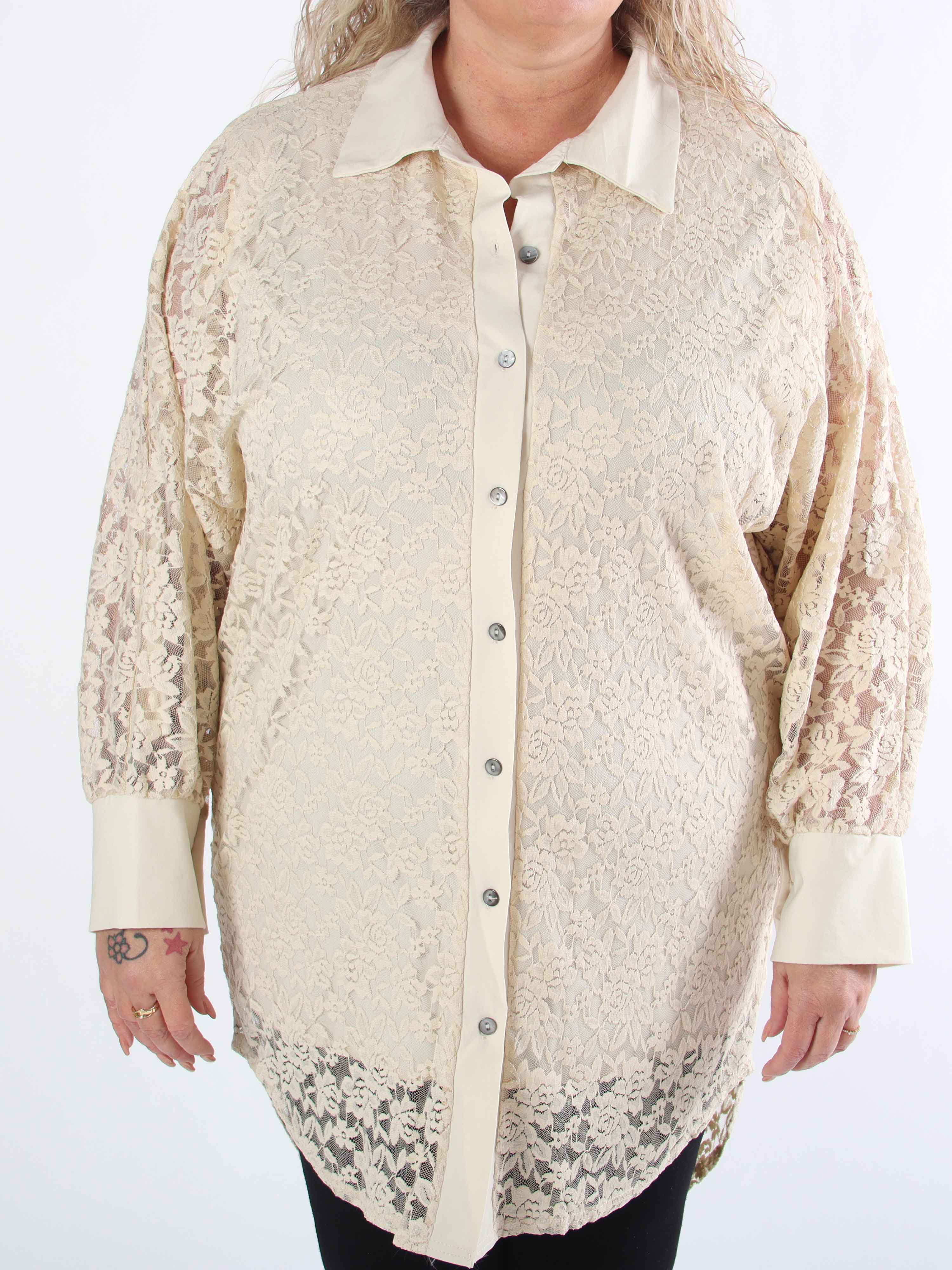 Katherine - Sød plus size skjorte i blonder